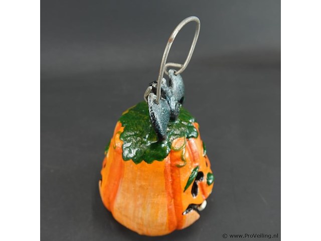 Gietijzeren pompoen lantaarn (windlicht) met een vleermuis bovenop - afbeelding 4 van  5