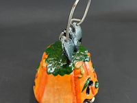 Gietijzeren pompoen lantaarn (windlicht) met een vleermuis bovenop - afbeelding 4 van  5