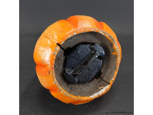 Gietijzeren pompoen lantaarn (windlicht) met een vleermuis bovenop - afbeelding 5 van  5