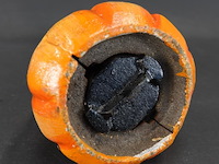 Gietijzeren pompoen lantaarn (windlicht) met een vleermuis bovenop - afbeelding 5 van  5