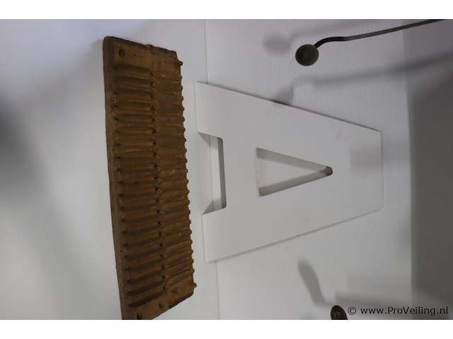 Gietmal en houten letter a - afbeelding 1 van  4