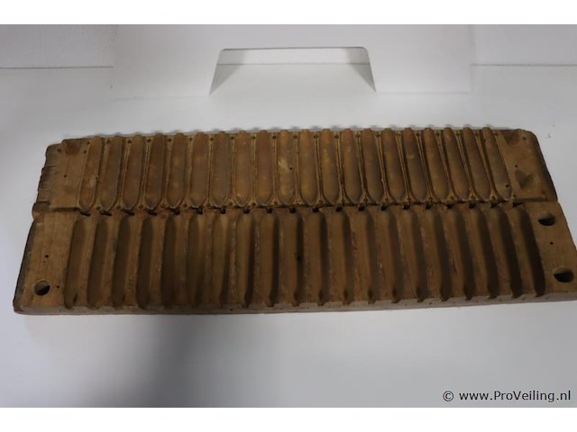 Gietmal en houten letter a - afbeelding 2 van  4