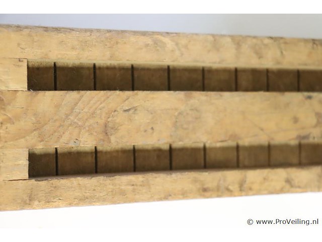 Gietmal en houten letter a - afbeelding 4 van  4