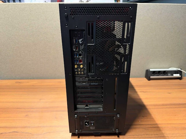 Gigabyte gaming desktop - afbeelding 2 van  8