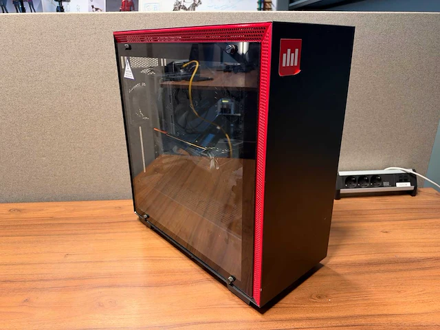 Gigabyte gaming desktop - afbeelding 1 van  8