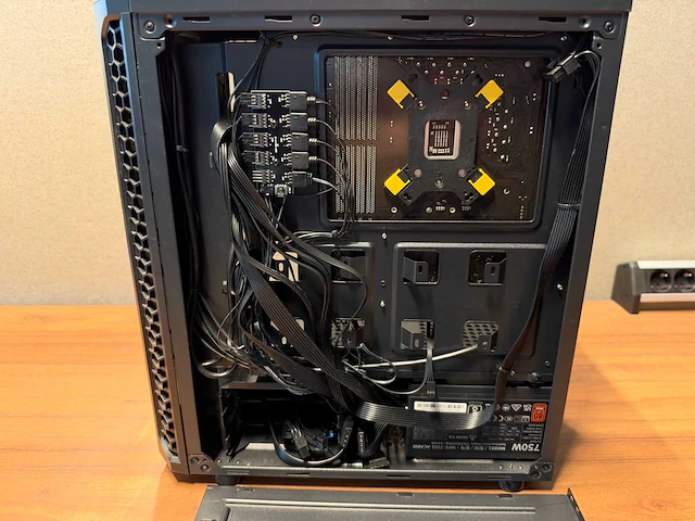 Gigabyte gaming desktop - afbeelding 3 van  9