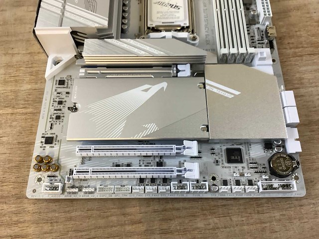 Gigabyte x870 aorus elite wifi7 ice moederbord - afbeelding 5 van  7