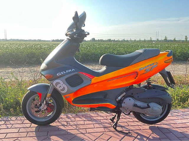 Gilera runner 180cc dd fluo rosso m08 op a2 motorscooter - afbeelding 8 van  15