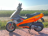 Gilera runner 180cc dd fluo rosso m08 op a2 motorscooter - afbeelding 8 van  15