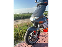 Gilera runner 180cc dd fluo rosso m08 op a2 motorscooter - afbeelding 9 van  15