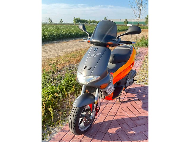Gilera runner 180cc dd fluo rosso m08 op a2 motorscooter - afbeelding 10 van  15