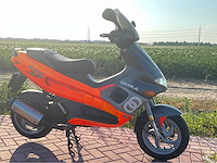 Gilera runner 180cc dd fluo rosso m08 op a2 motorscooter - afbeelding 14 van  15