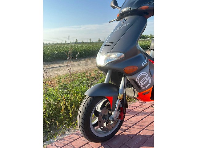 Gilera runner 180cc dd fluo rosso m08 op a2 motorscooter - afbeelding 9 van  15