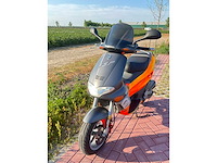 Gilera runner 180cc dd fluo rosso m08 op a2 motorscooter - afbeelding 10 van  15