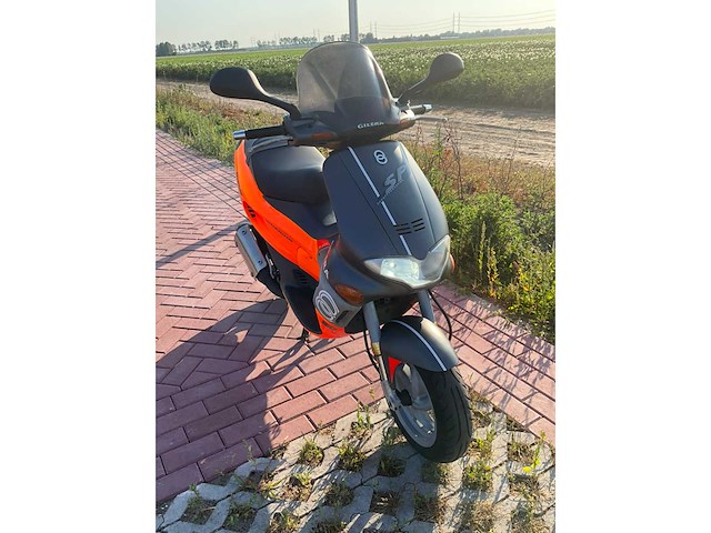 Gilera runner 180cc dd fluo rosso m08 op a2 motorscooter - afbeelding 12 van  15
