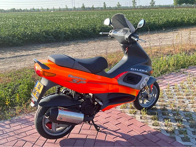 Gilera runner 180cc dd fluo rosso m08 op a2 motorscooter - afbeelding 13 van  15