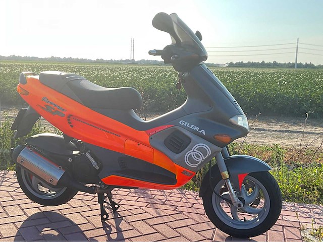 Gilera runner 180cc dd fluo rosso m08 op a2 motorscooter - afbeelding 14 van  15