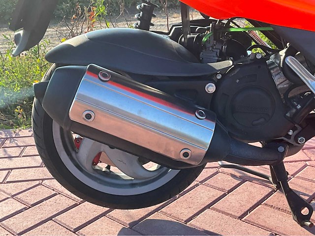 Gilera runner 180cc dd fluo rosso m08 op a2 motorscooter - afbeelding 15 van  15