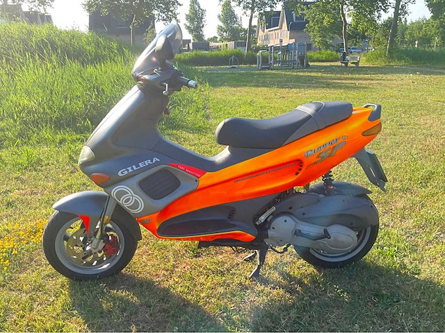 Gilera runner 180cc dd fluo rosso m08 op a2 motorscooter - afbeelding 6 van  13
