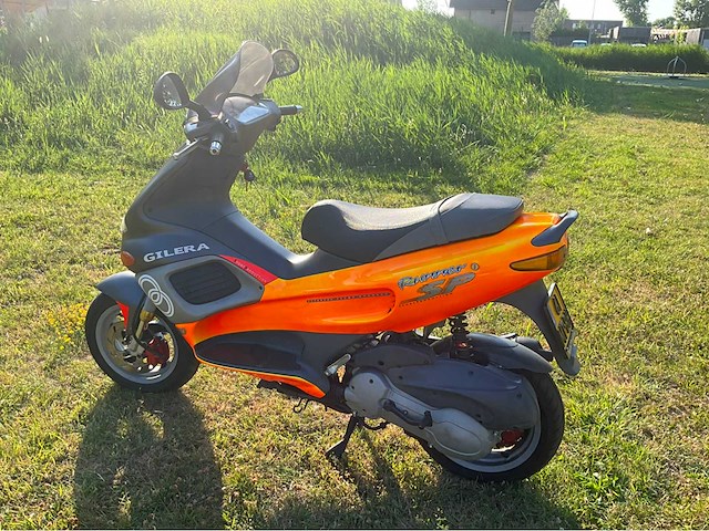 Gilera runner 180cc dd fluo rosso m08 op a2 motorscooter - afbeelding 7 van  13