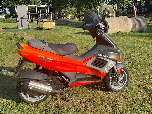 Gilera runner 180cc dd fluo rosso m08 op a2 motorscooter - afbeelding 8 van  13