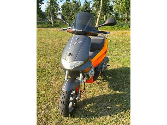 Gilera runner 180cc dd fluo rosso m08 op a2 motorscooter - afbeelding 9 van  13