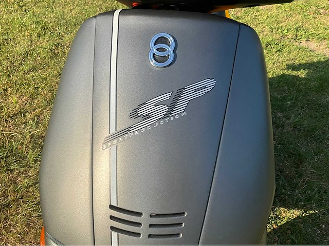 Gilera runner 180cc dd fluo rosso m08 op a2 motorscooter - afbeelding 13 van  13
