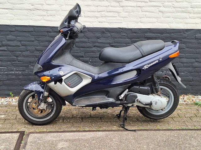 Gilera runner lc sd dark dream 45km bromscooter 2-takt - afbeelding 1 van  6