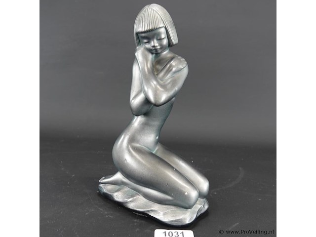 Gipsen beeld van zittend meisje - afbeelding 1 van  5