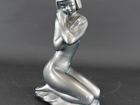 Gipsen beeld van zittend meisje - afbeelding 1 van  5