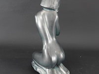 Gipsen beeld van zittend meisje - afbeelding 2 van  5