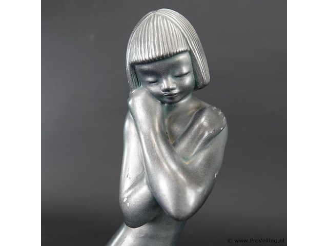 Gipsen beeld van zittend meisje - afbeelding 3 van  5