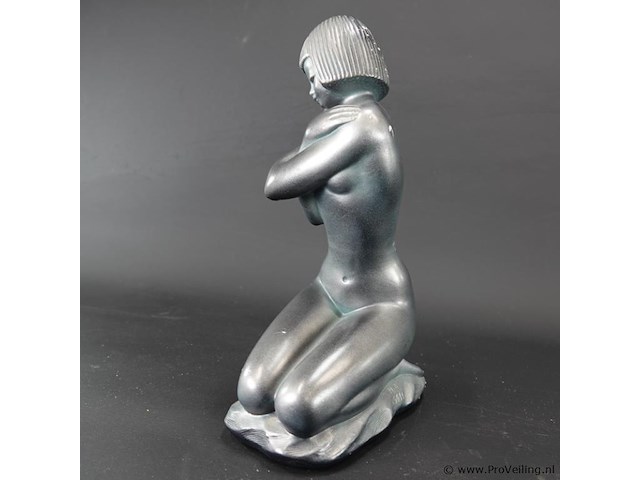 Gipsen beeld van zittend meisje - afbeelding 4 van  5
