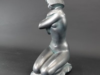 Gipsen beeld van zittend meisje - afbeelding 4 van  5