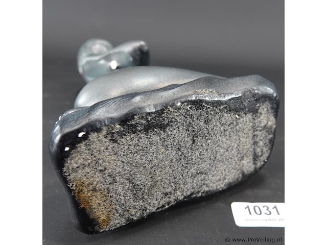 Gipsen beeld van zittend meisje - afbeelding 5 van  5