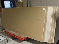 Gipsplaten in diverse uitvoeringen. ruim 50 stuks voornamelijk met breedte 120 cm. - afbeelding 1 van  4