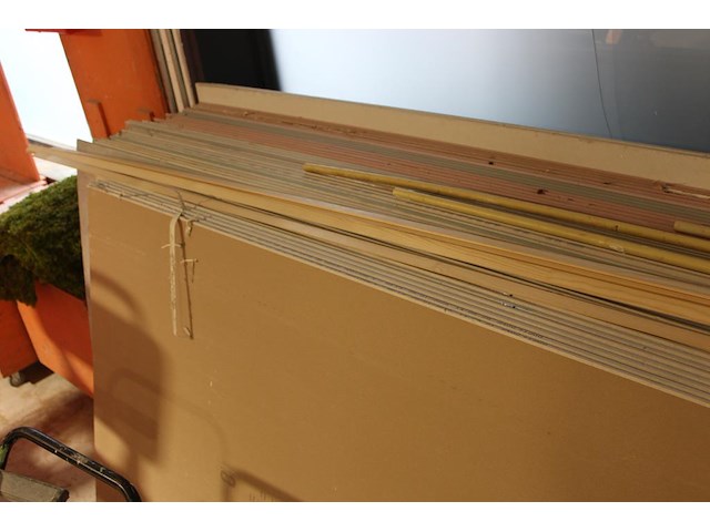 Gipsplaten in diverse uitvoeringen. ruim 50 stuks voornamelijk met breedte 120 cm. - afbeelding 3 van  4