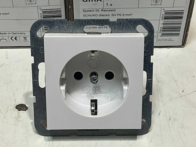 Gira 281003 stopcontact (15x) - afbeelding 1 van  4