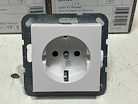 Gira 281003 stopcontact (15x) - afbeelding 1 van  4