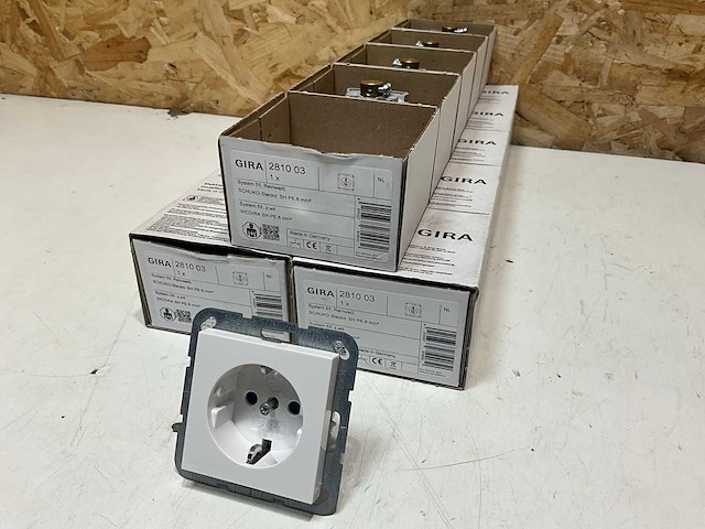 Gira 281003 stopcontact (15x) - afbeelding 2 van  4