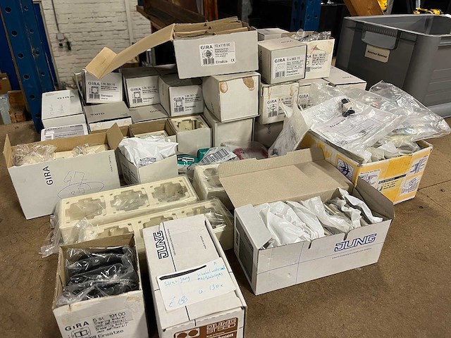 Gira, jung installatiemateriaal (130x) - afbeelding 1 van  6