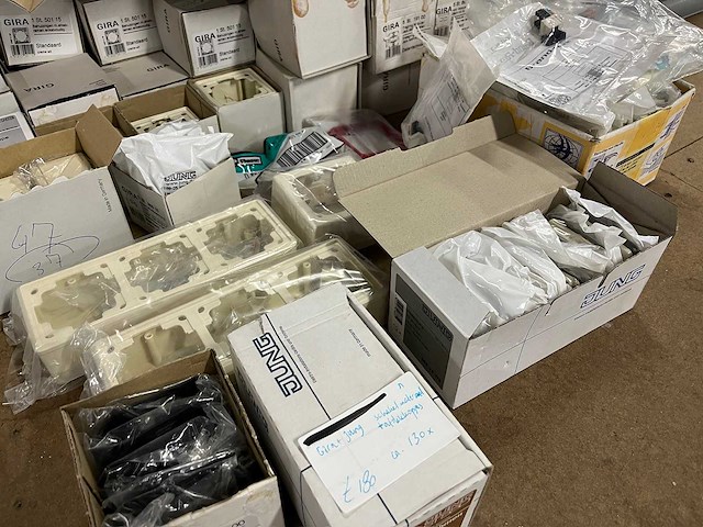 Gira, jung installatiemateriaal (130x) - afbeelding 5 van  6