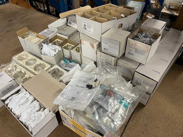 Gira, jung installatiemateriaal (130x) - afbeelding 6 van  6