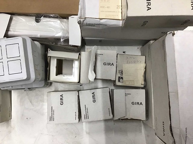 Gira partij basiselementen voor stopcontacten - afbeelding 3 van  4