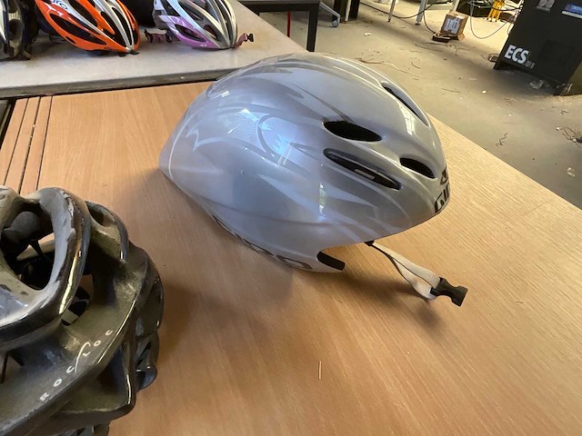 Giro fietshelm (4x) - afbeelding 1 van  5