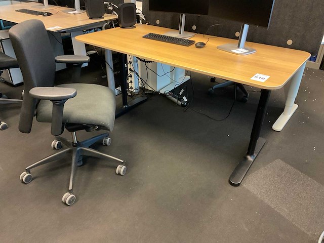 Girsberger bureau en bureaustoel - afbeelding 1 van  6