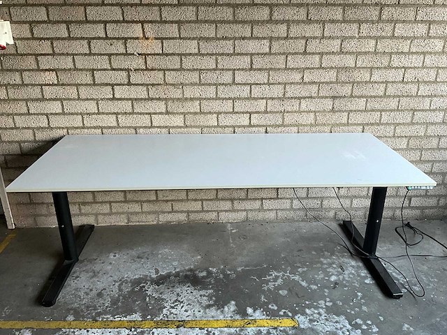 Gispen - bureau 200x80cm elektrisch verstelbaar (2x) - afbeelding 1 van  4