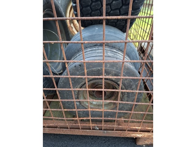 Gitterbox met diverse banden op velg - afbeelding 2 van  10