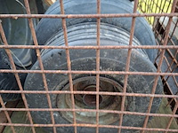 Gitterbox met diverse banden op velg - afbeelding 2 van  10