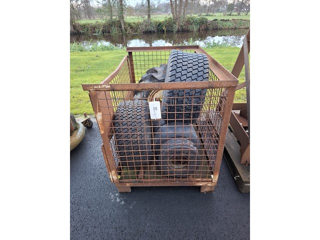 Gitterbox met diverse banden op velg - afbeelding 1 van  10